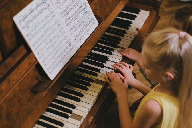 kids learning piano